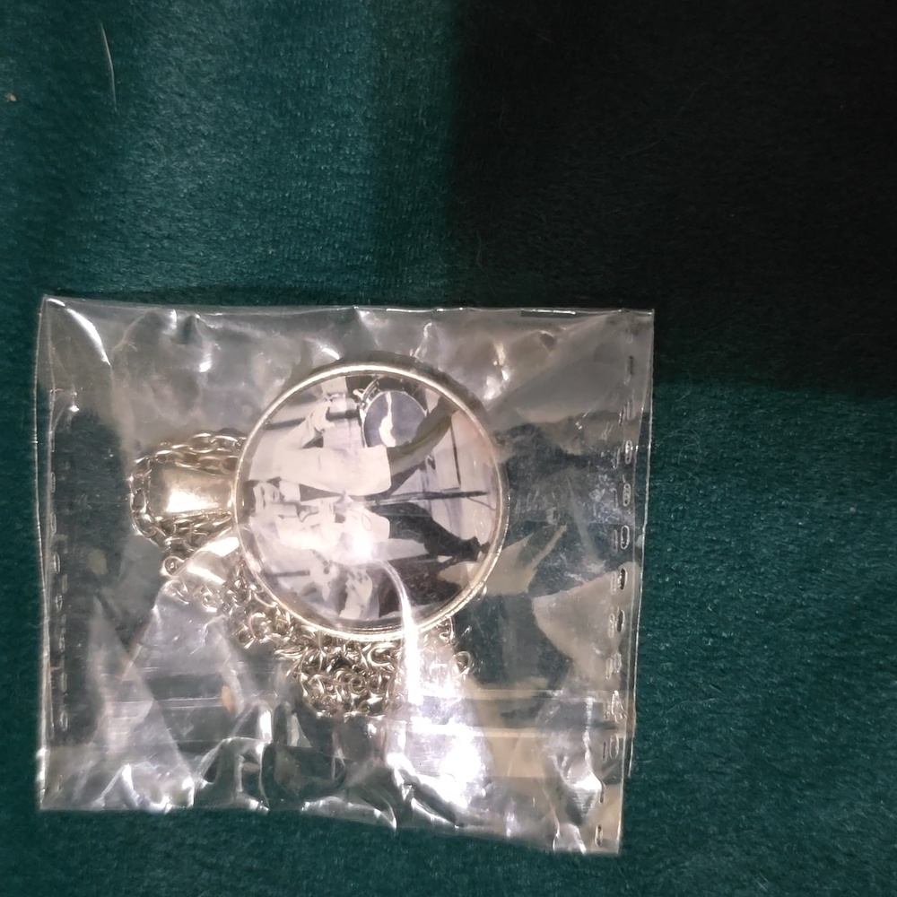 SILVER TONED ELVIS PRESLEY CHARM NECKLACE NEW IN PACKAGE